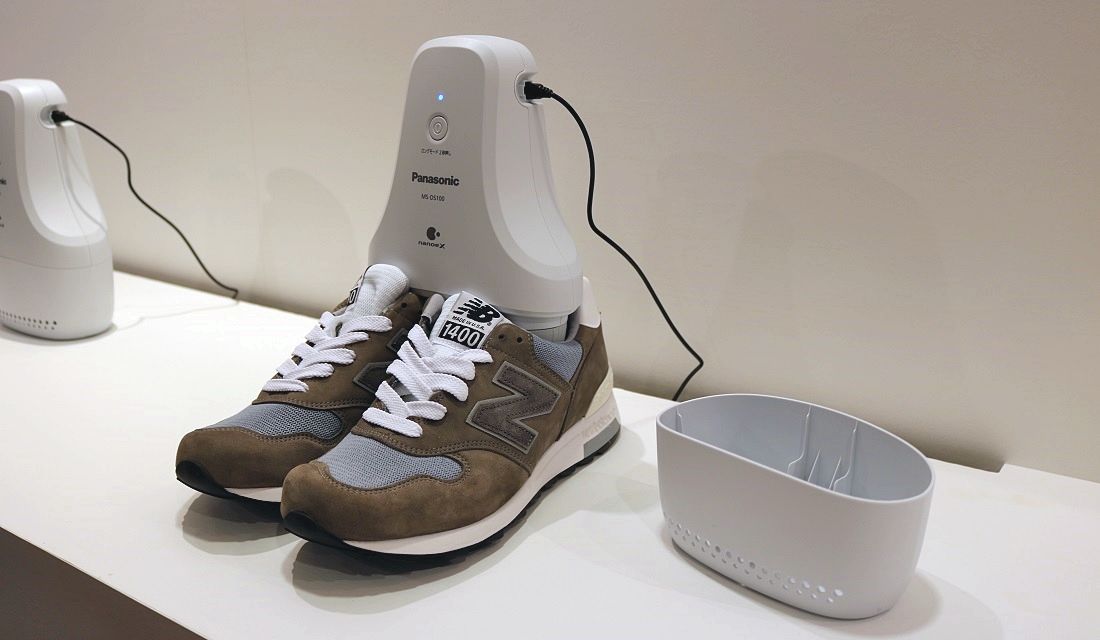 玄関先でも、下駄箱の中でも、スッとコンパクトに使えるのがうれしい。