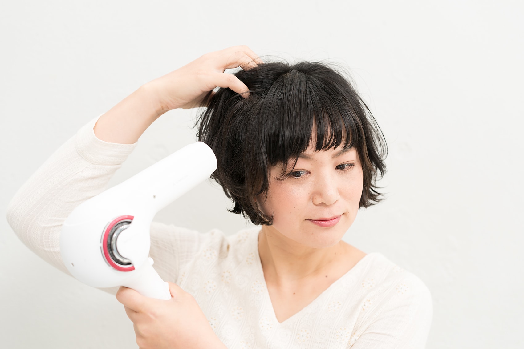 毛先ではなく根元に