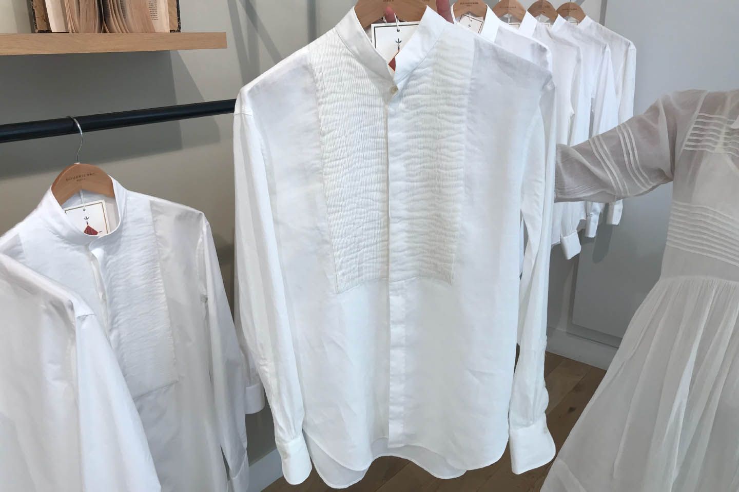 こちらのモデルNo.8は、職人がハンドメイドでプリーツをつくり上げるという。