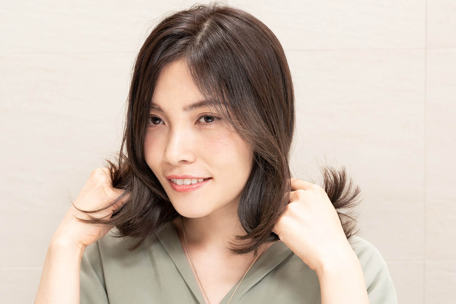 外巻きにした毛先にパールひと粒大くらいのワックスをもみ込んで毛束感を出す。