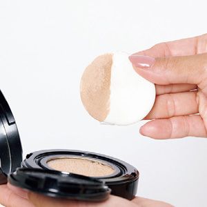 【クッションコンパクト】 最も厚塗りになる危険あり。パフの半分の量が最適。 粉っぽさを回避するには、とる量を加減するのが最善策。特に目の下、口周りは乾きやすいので薄くのせること。
