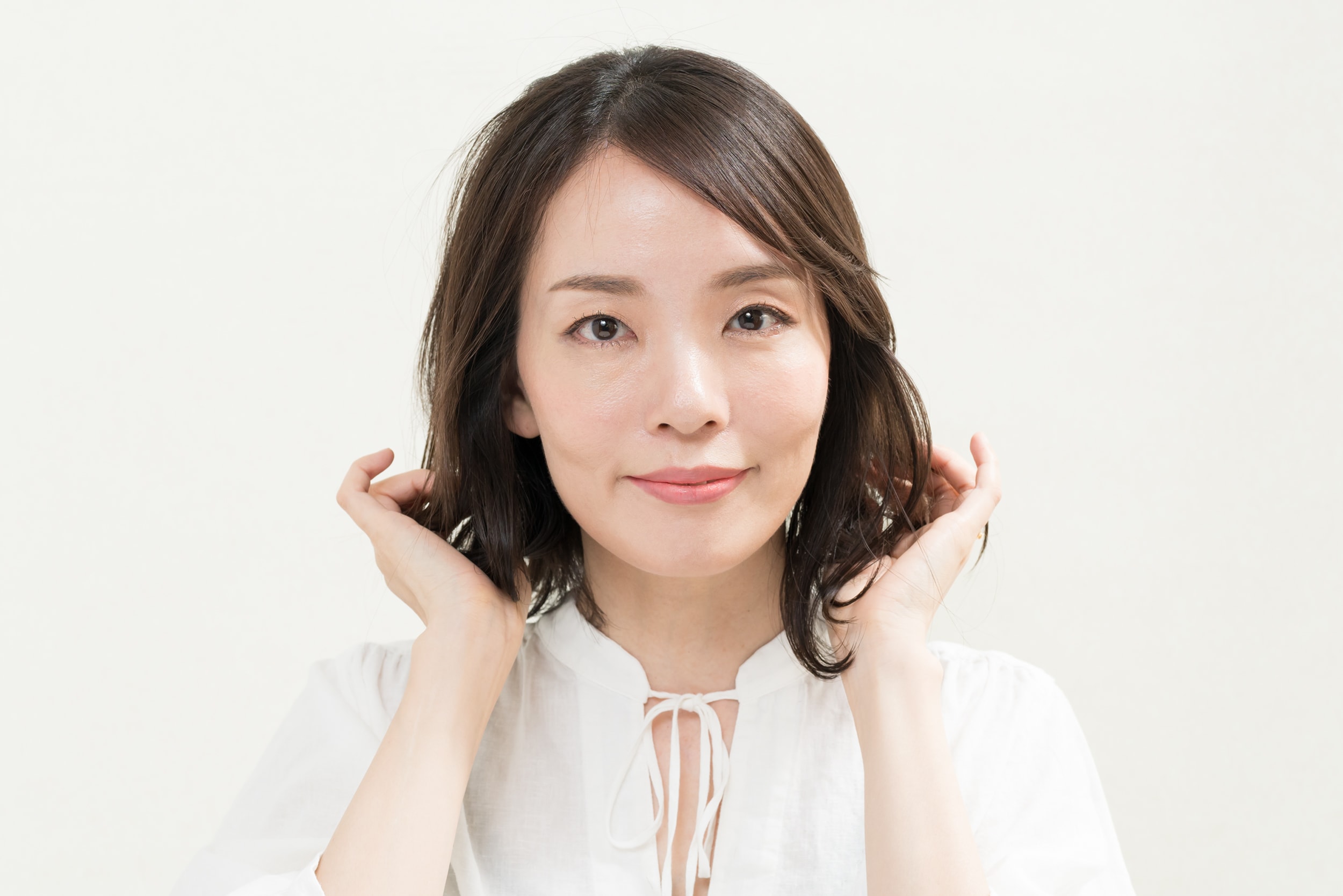 パールひと粒大のワックスを手のひらになじませてから毛先にだけもみ込む。