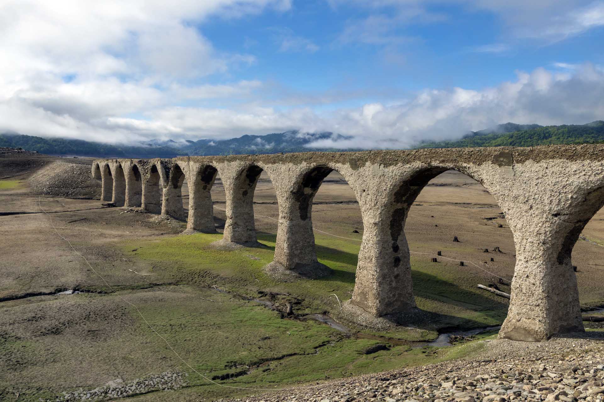まるで古代ローマの水道橋のようなタウシュベツ川橋梁。