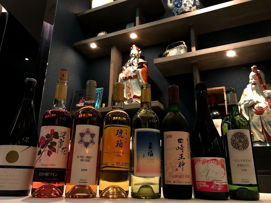 辰巳さん秘蔵のワインがずらり。料理は自家製チャーシューサンドからアボカドとフカヒレのスープまで、逸品とマリアージュ。