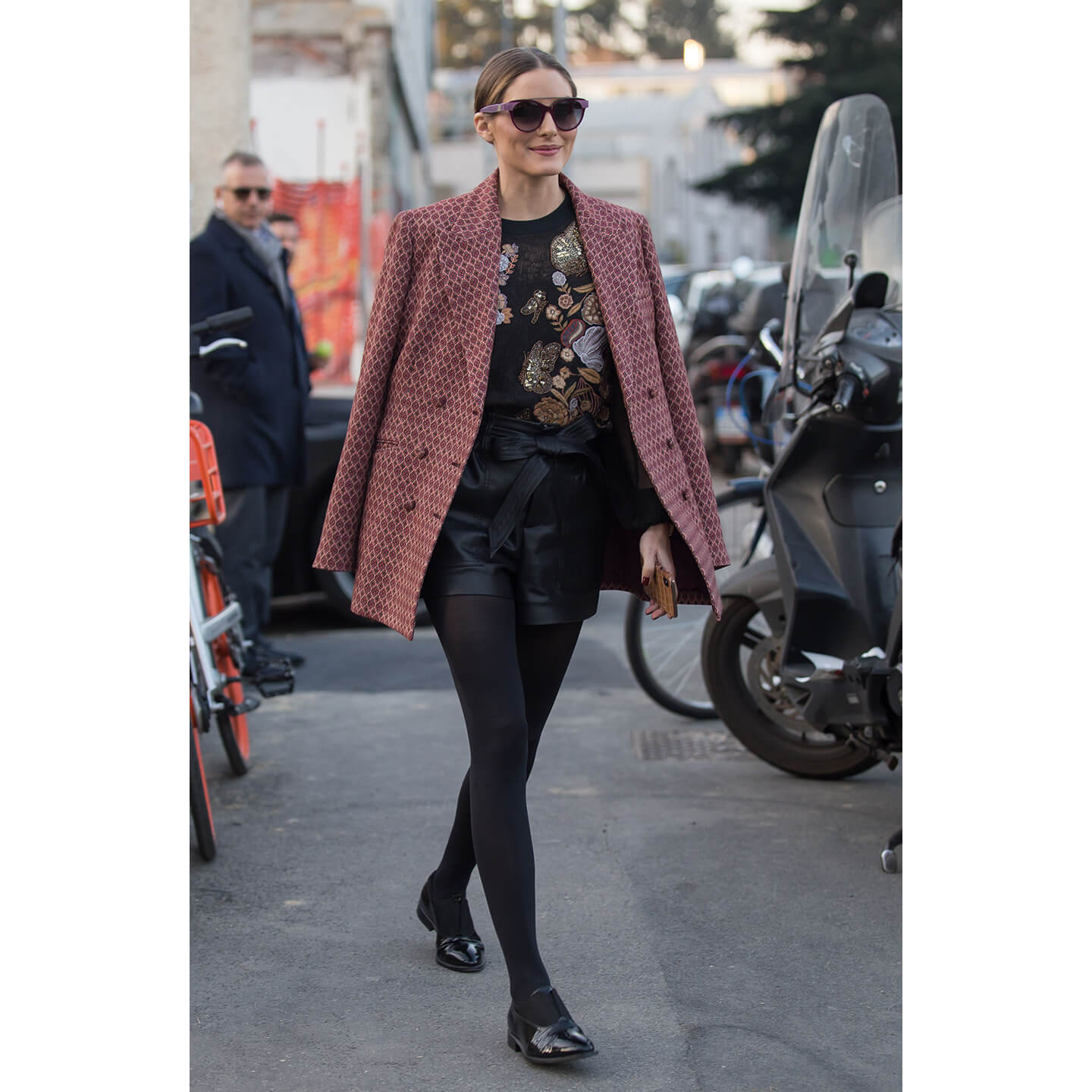 テーラードジャケットに黒タイツのOlivia Palermo(オリビア・パレルモ)