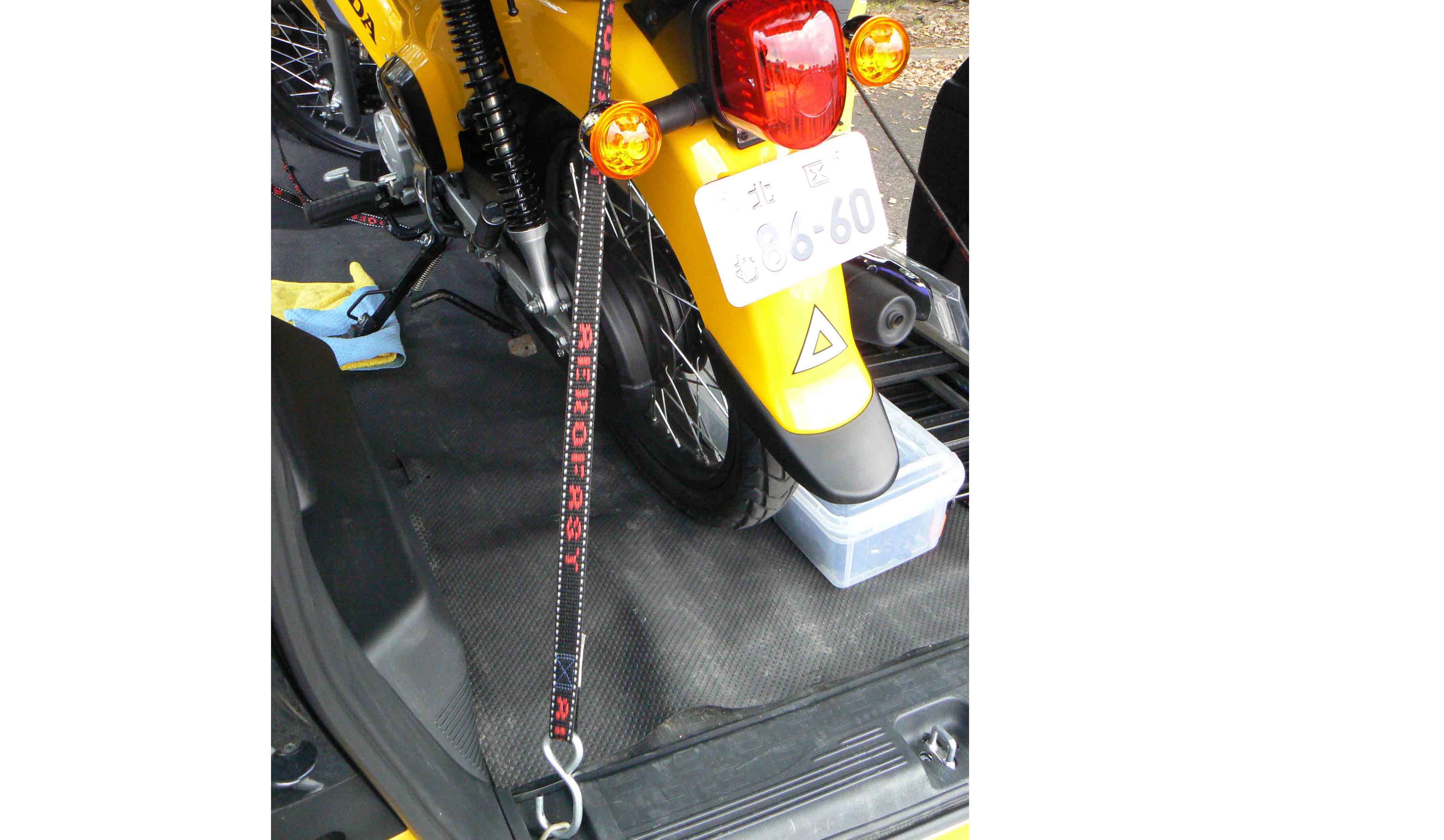 室内には荷物の固定用タイダウンベルトを引っかけるためのフックが8カ所にあり、バイクの固定にも重宝する。