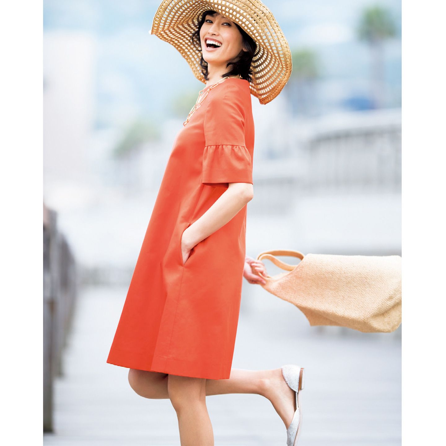 ワンピース¥63,000(J&M デヴィッドソン 青山店) 帽子¥30,000(マックスマーラジャパン〈ウィークエンド マックスマーラ〉) ネックレス¥1,504,000(ポメラート・ジャパン) バッグ¥29,000(ヘレンカミンスキー表参道ヒルズ店〈ヘレンカミンスキー〉) 靴¥21,000(ファビオ ルスコーニ 六本木店〈ファビオ ルスコーニ〉)