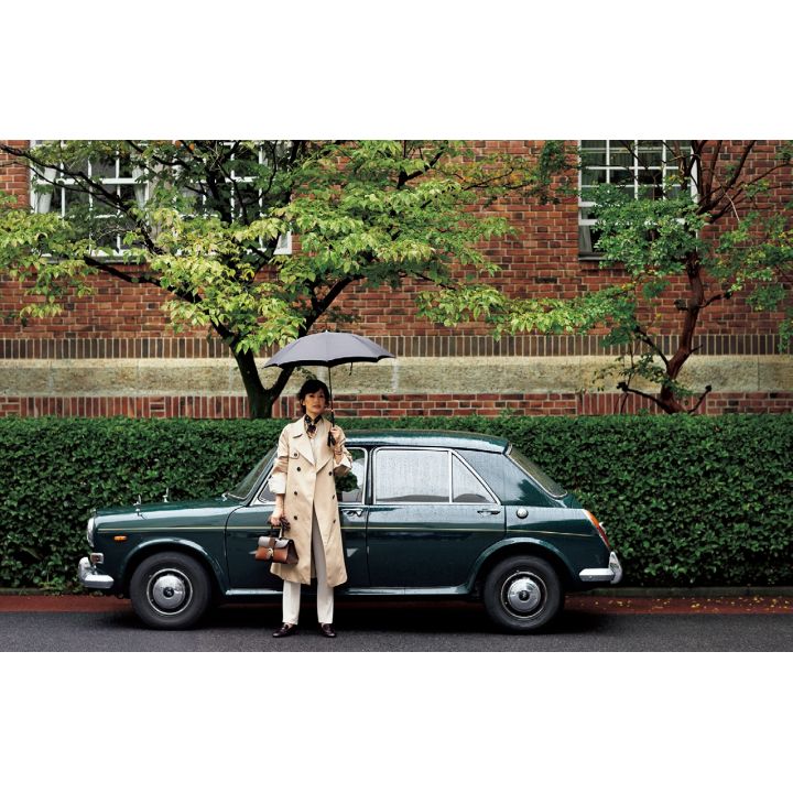 コート(IZA〈ヌメロ ヴェントゥーノ〉)、シャツ(ebure)、パンツ(三喜商事〈ストラネス〉)、シェリー(シルクアクセサリー)・時計(ブルガリ ジャパン)、グローブ(真下商事〈デンツ〉)、バッグ(デルヴォー・ジャパン)、靴(トッズ・ジャパン)、傘(ヴァルカナイズ・ロンドン〈フォックス・アンブレラ〉) 撮影/熊澤 透 BY:『Precious10月号』小学館、2019年