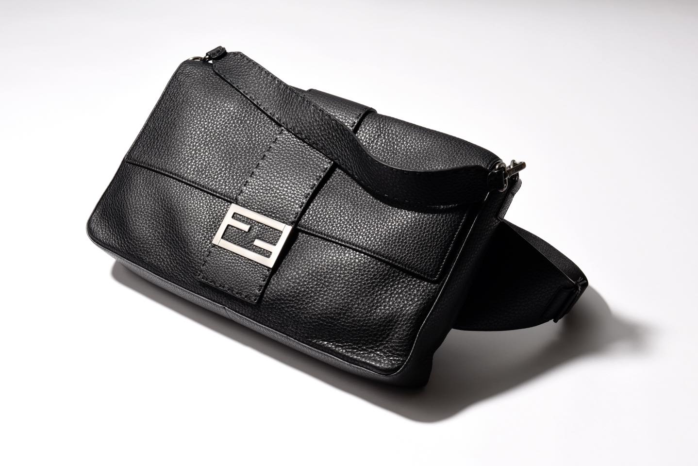 【W42×H22×D8cm】鞄¥431,000(フェンディ ジャパン)