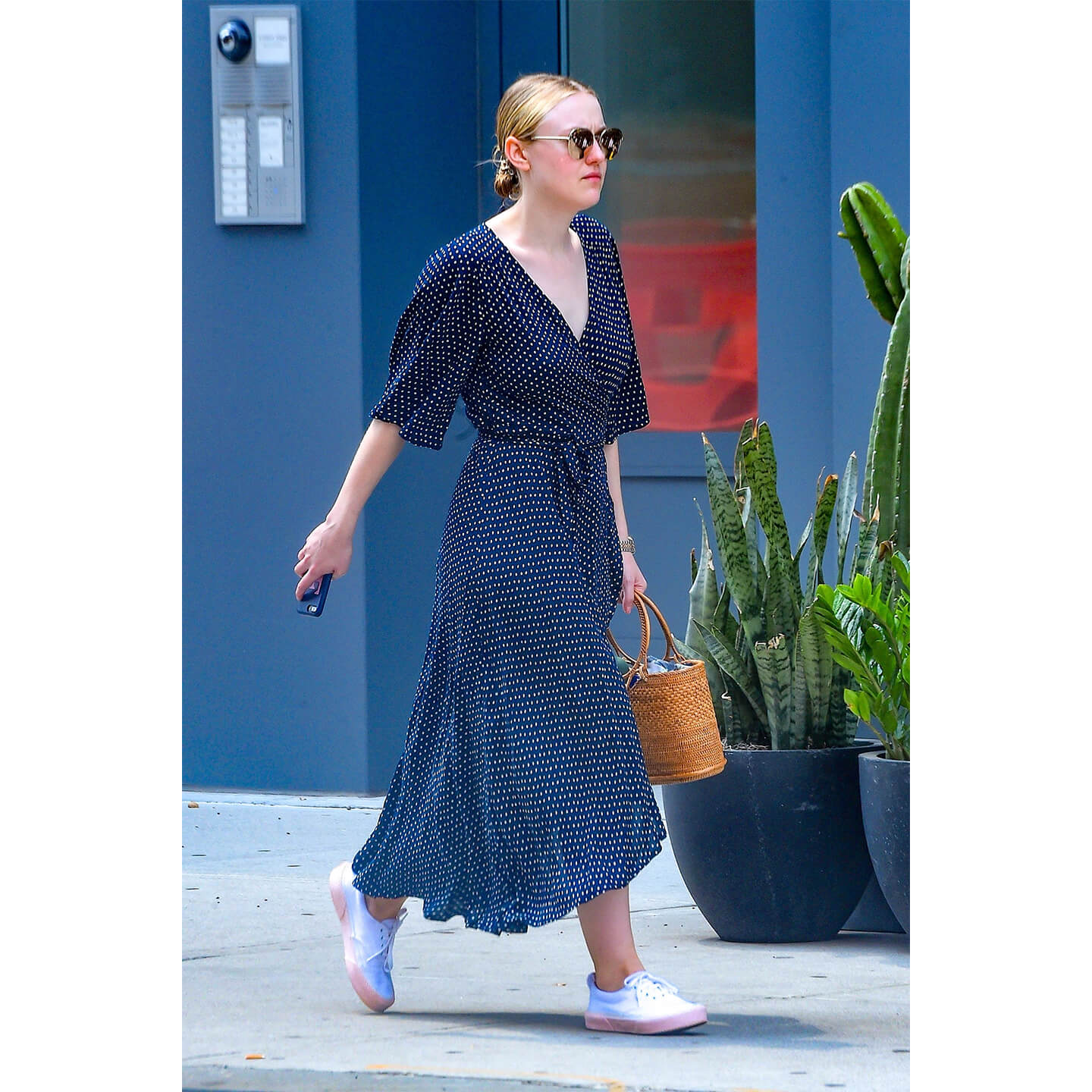 ドット柄のワンピースを着こなすDakota Fanning(ダコタ・ファニング)氏