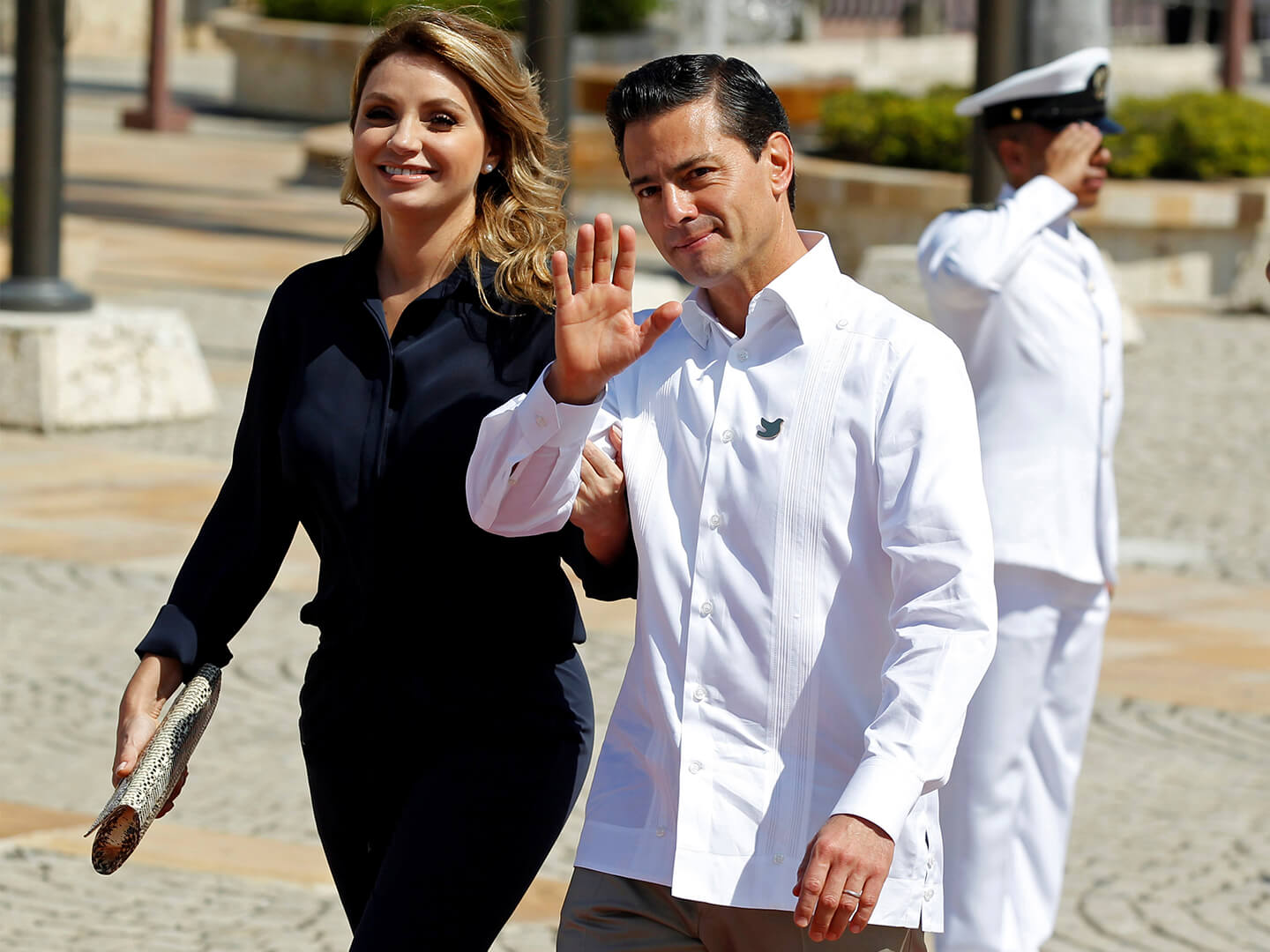 メキシコ大統領と紺色のシャツを着たアンジェリカ・リベラ夫人