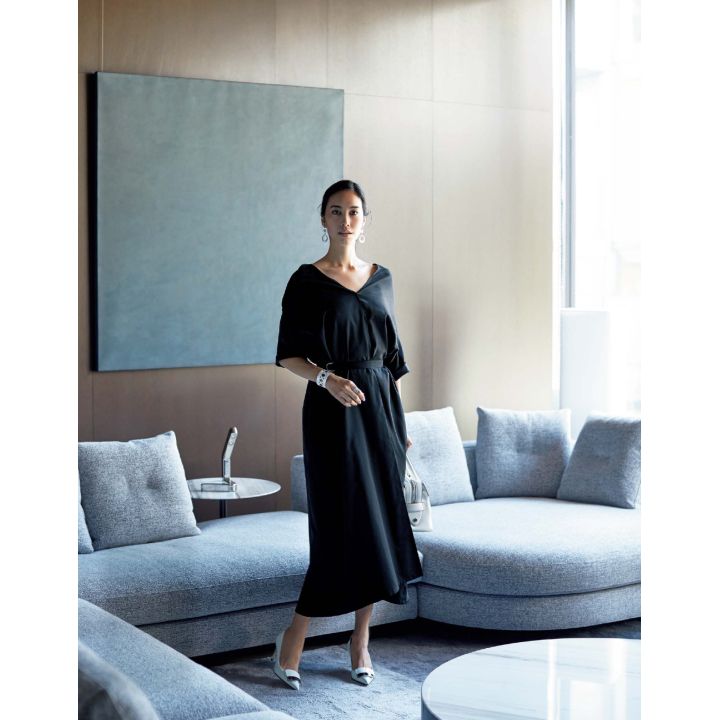 ワンピース(ebure)、ピアス・バングル・リング(髙會堂六本木〈フェデリーコ・ブチェラッティ〉)、バッグ(トッズ・ジャパン)、靴(セルジオ ロッシ) 撮影/熊澤 透 BY:『Precious6月号』小学館、2019年