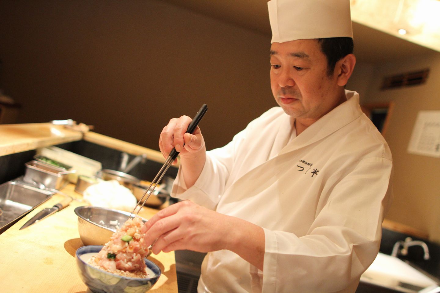 職人による海鮮丼の盛り付けは芸術的!