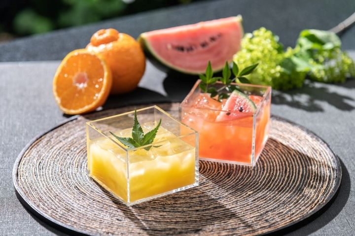 写真左より/「デコポンドッグ×わさびソルト」¥950・「スイカドッグ×七味・桜フレーバーソルト」¥950