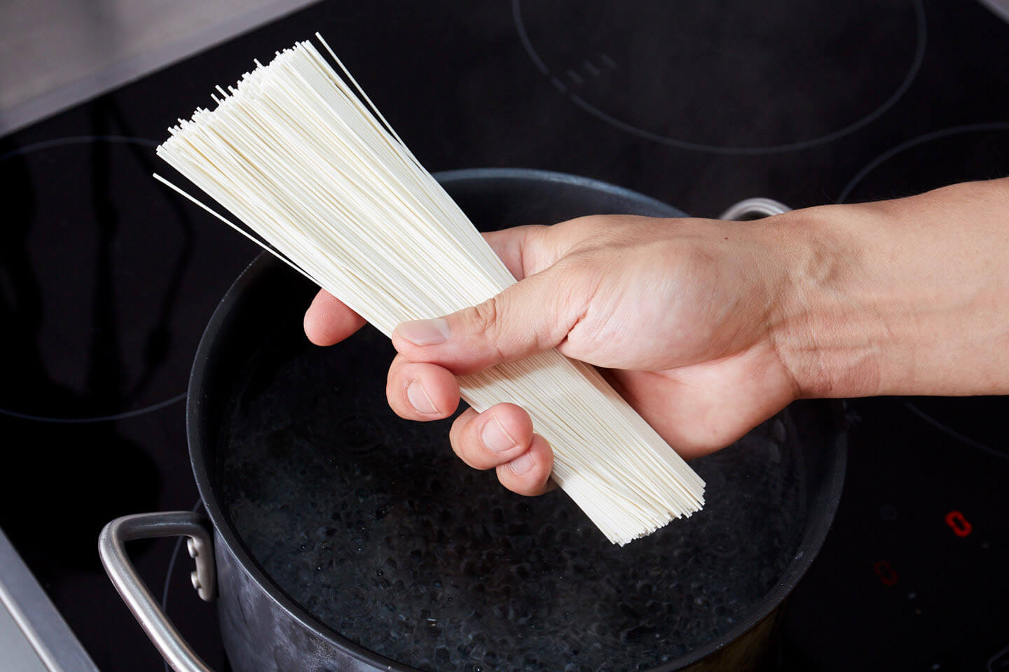そうめんをゆでる