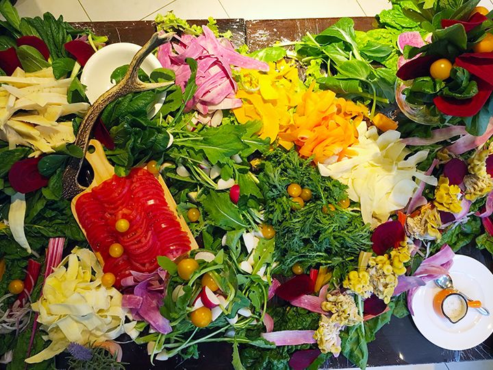 メインテーブルに盛り付けられた色とりどりの伊豆野菜をジビエと共にいただく