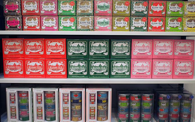 クスミティー(KUSMI TEA)の大小さまざまな缶やボックスのパッケージ