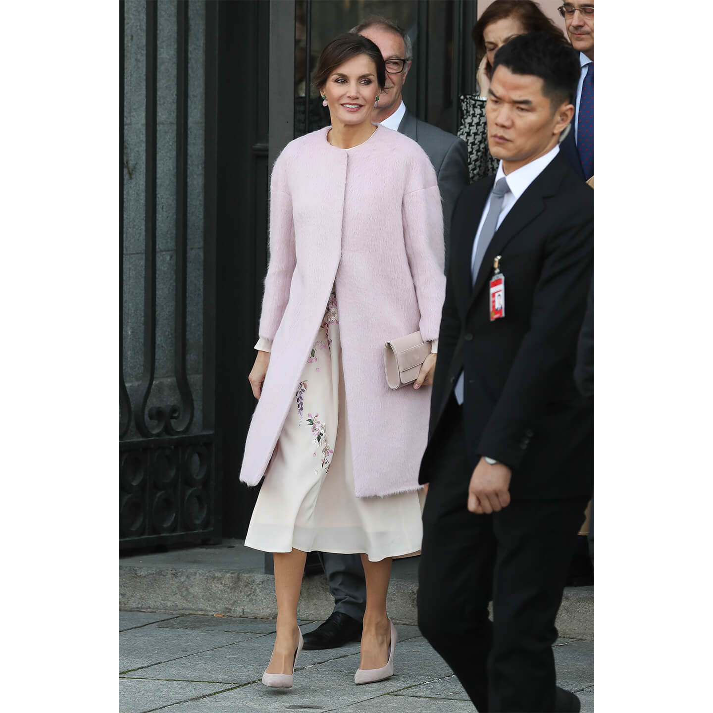 アイシーピンクのノーカラーコートを着こなすQueen Letizia(レティシア王妃)