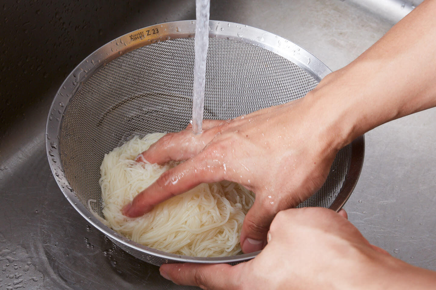 そうめんを水洗い