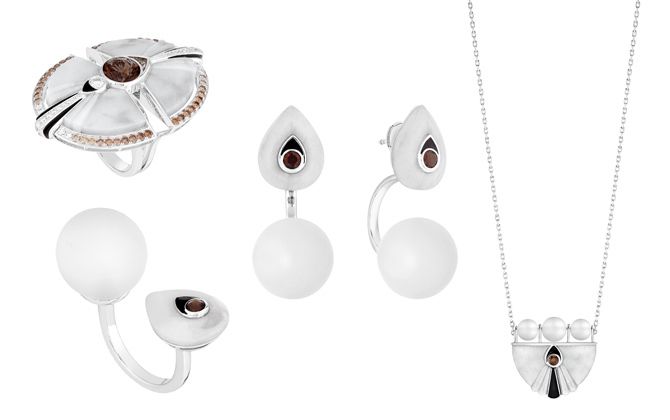 「L'OISEAU MOQUEUR(モッキングバード・渡り鳥)」コレクション 左上/リング¥1,998,000・左下/ダブルリング¥702,000・中/イヤーカフ¥993,600・右/ペンダント¥810,000(すべて税込予価)