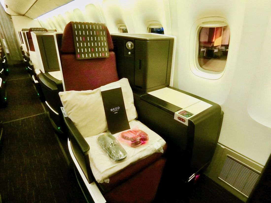 ゆったりとした空間で脚が伸ばせる「JAL SKY SUITE II」専用シート