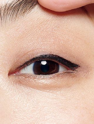たるみまぶたのせいで、アイラインは隠れてしまいがち。これくらい太く長く描かないと引き上げ効果は得られません。