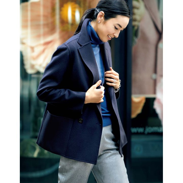 コート・ニット・パンツ(ウールン商会〈コロンボ〉)、ピアス・ネックレス・ブレスレット・リング(ジョージ ジェンセン ジャパン) 撮影/熊澤 透 BY:『Precious12月号』小学館、2019年