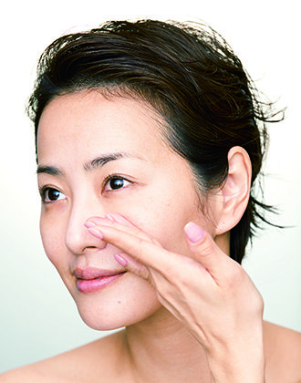 たるみ毛穴の場合、毛穴は下向きになっているため、最後に下から上へと指の腹で押し込むようにして塗っておくと効果的。