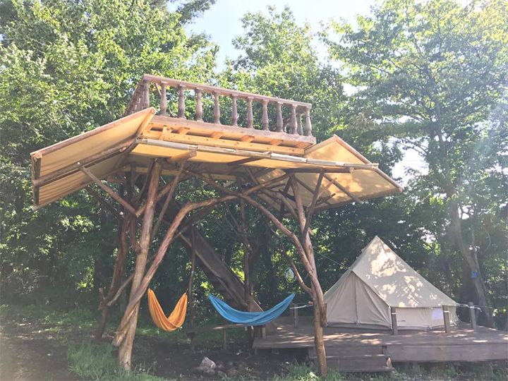 シンボルツリー近くに建つ星見櫓付きコットンテント「VERANDAH」