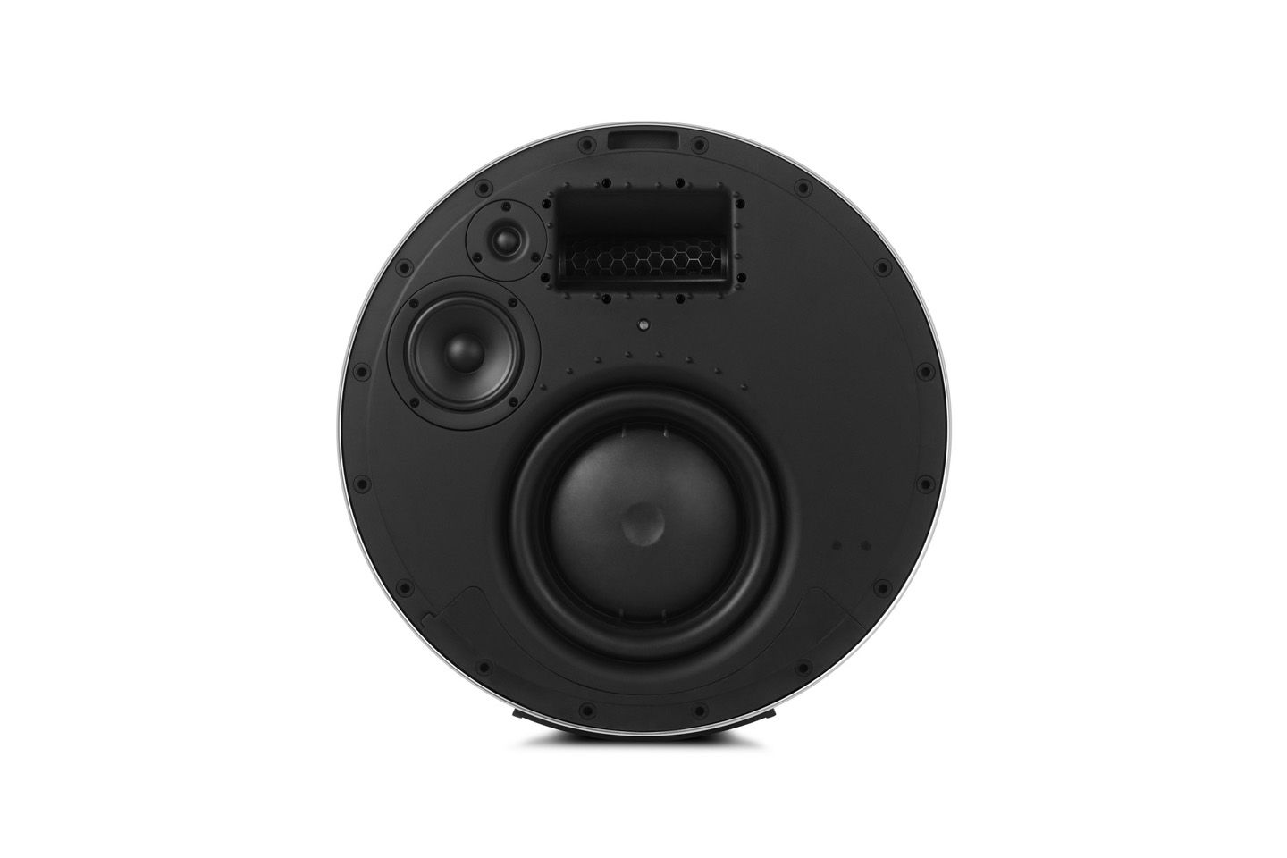 カバーを外したところ。世界で初という新しい音響技術「Active Bass Port」を搭載。上部の「ベースポート」と呼ばれる箇所が音量によて開閉し、ダイナミックレンジの広い音を楽しめます。