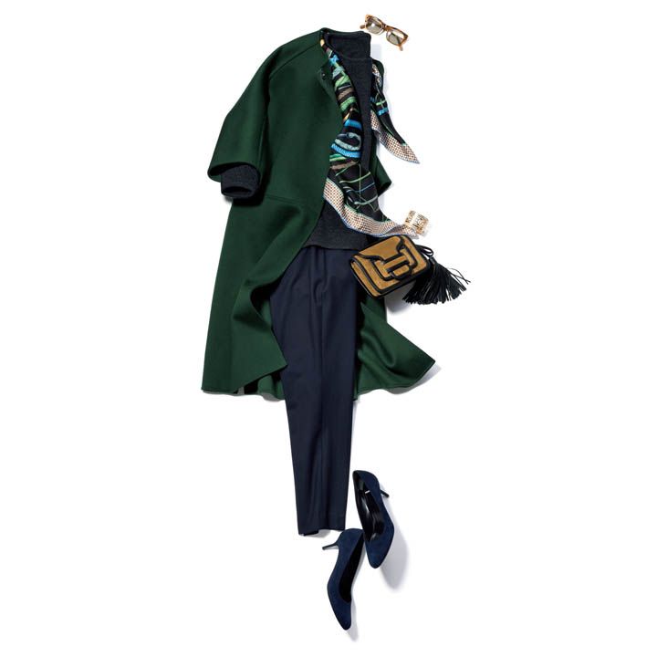 【14】ベージュクラッチバッグ×グリーンコート×トップス×ネイビーパンツ×スカーフ