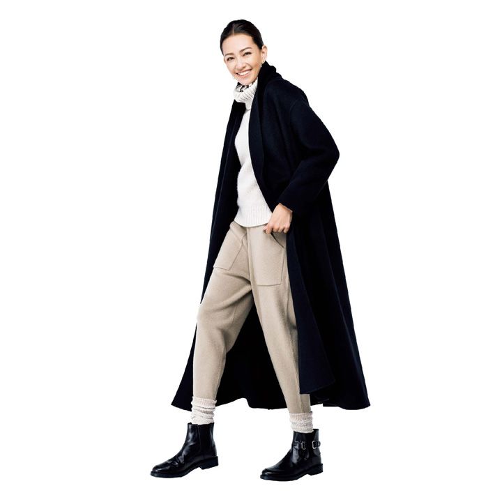 【2】トッズの黒ショートブーツ×ベージュパンツ
