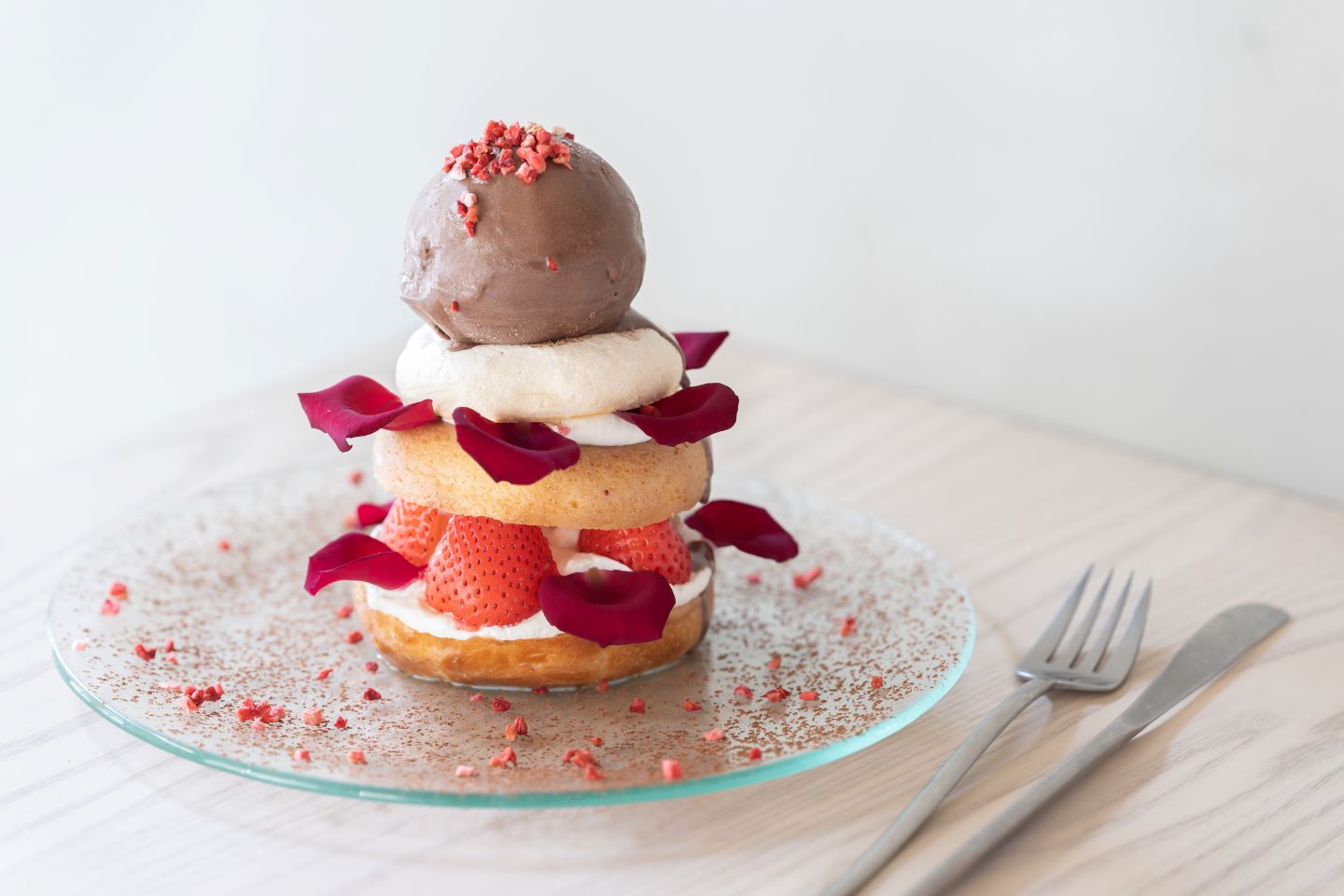 koe donutsのドーナツメルトパフェ ローズチョコレートの画像
