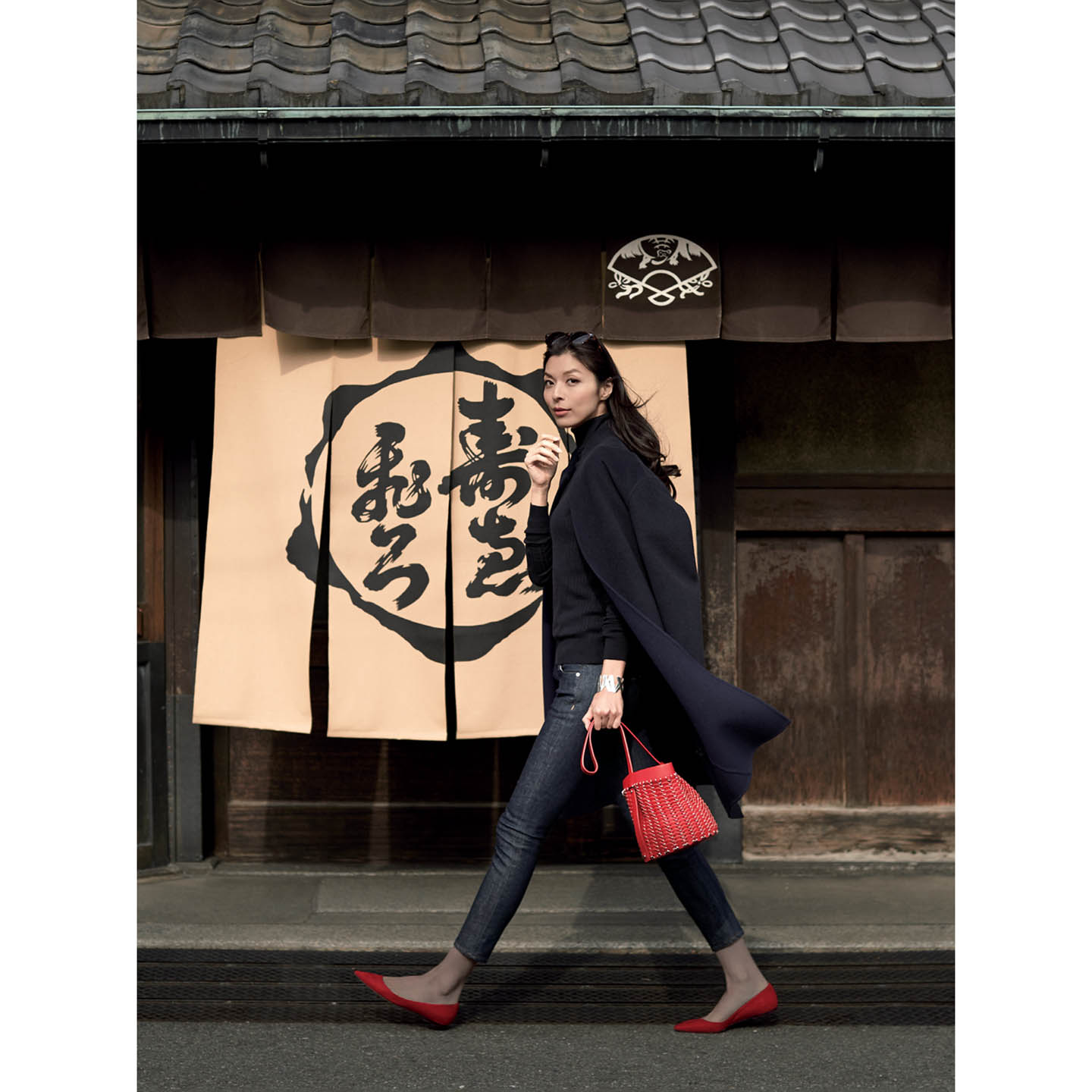 コート(アストラット 青山店〈アストラット〉)、ニット(FUN Inc.〈VONDEL〉)、パンツ(ゲストリスト〈アッパーハイツ〉)、サングラス(オリバーピープルズ 東京ギャラリー)、バングル(ティファニー・アンド・カンパニー・ジャパン・インク)、バッグ(ステディ スタディ〈パコ・ラバンヌ〉)、靴(JIMMY CHOO)