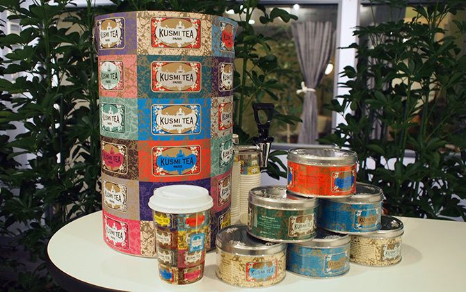 パリを拠点とする人気ティーブランド、クスミティー(KUSMI TEA)の缶やカップ