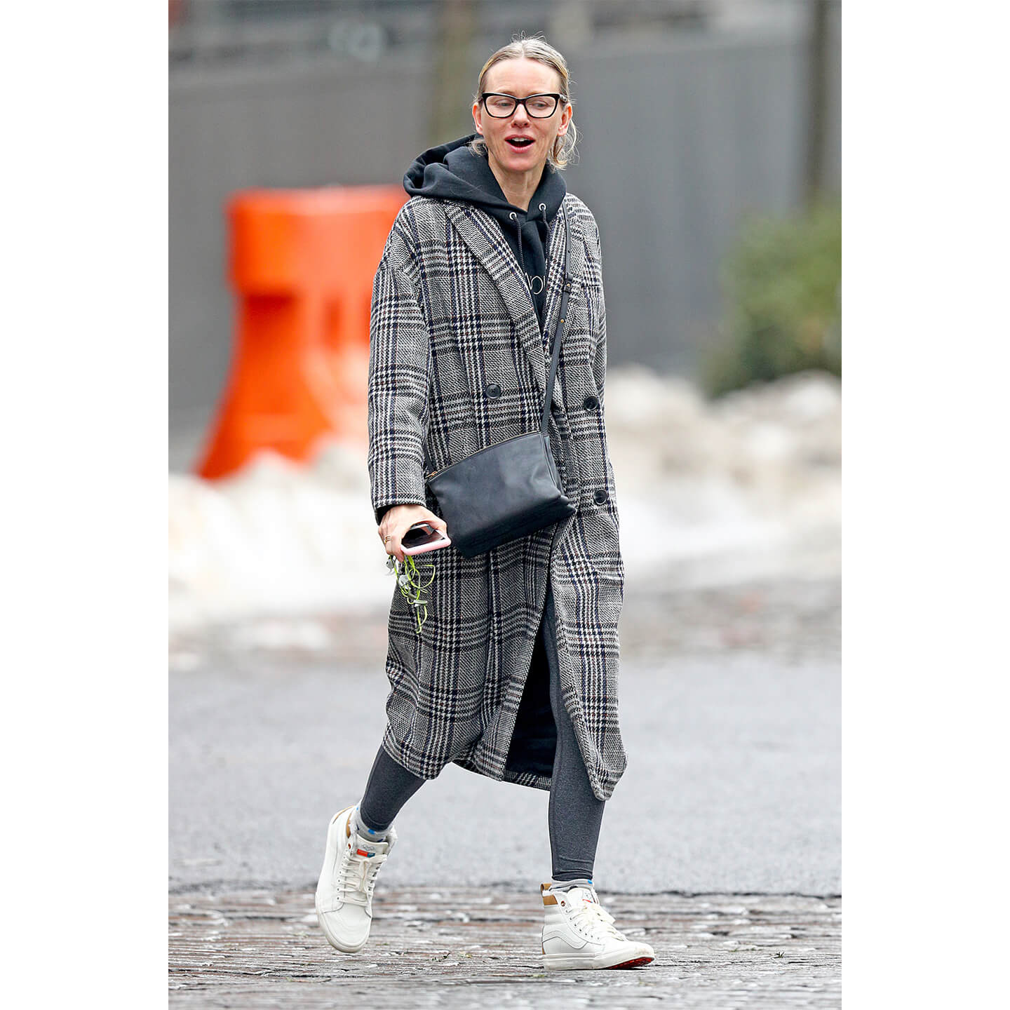 パーカとチェックコートを着こなすNaomi Watts(ナオミ・ワッツ)氏