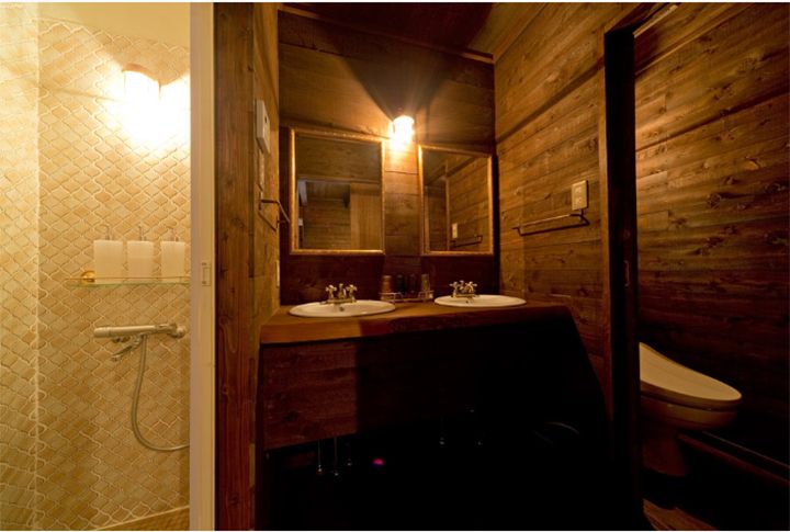 洗面台のほか、トイレやシャワー室がついた「DELUX CABIN(デラックス キャビン)」