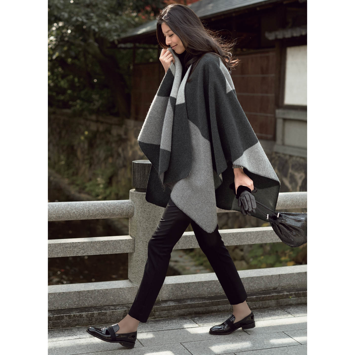 マント(リーミルズ エージェンシー〈ジョンストンズ〉)、ニット(スローン)、パンツ(Theory)、時計(LVMH ウォッチ・ジュエリー ジャパン〈ゼニス〉)、グローブ(showroom SESSION〈コース〉)、バッグ(ステディ スタディ〈パコ・ラバンヌ〉)、靴(J.M. WESTON 青山店)