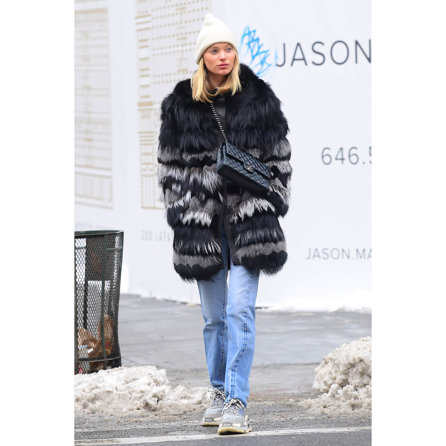 ダッドスニーカーを取り入れたコーディネートのElsa Hosk(エルザ・ホスク)氏