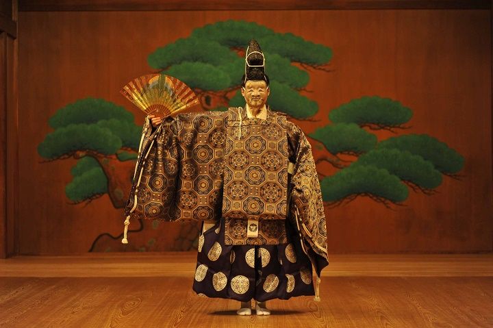 能、雅楽、狂言、能楽囃子、長唄、琉球舞踊、日本舞踊など、ほぼ毎日入れ替わりで演目が行われている。