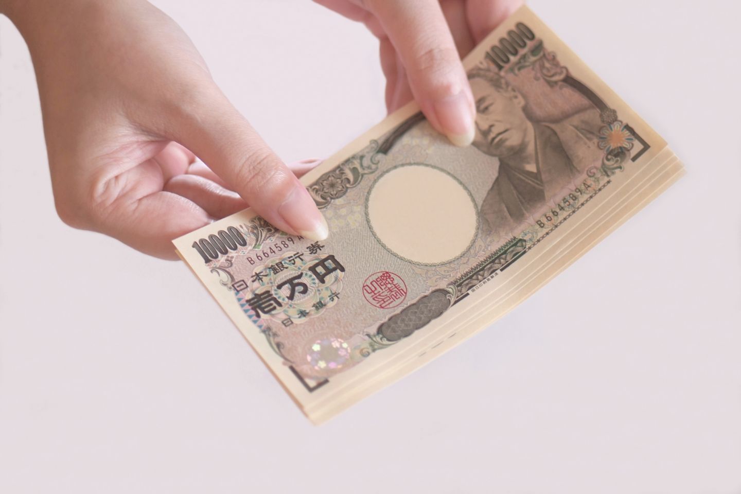 お金は包んで渡すと心遣いが伝わります