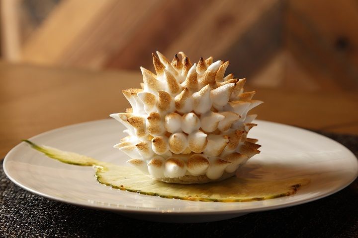 Baked Alaska with coconut and fresh pineapple semifreddo〔パイナップルとココナッツのセミフレッドのベイクドアラスカ〕1,200円(税込)