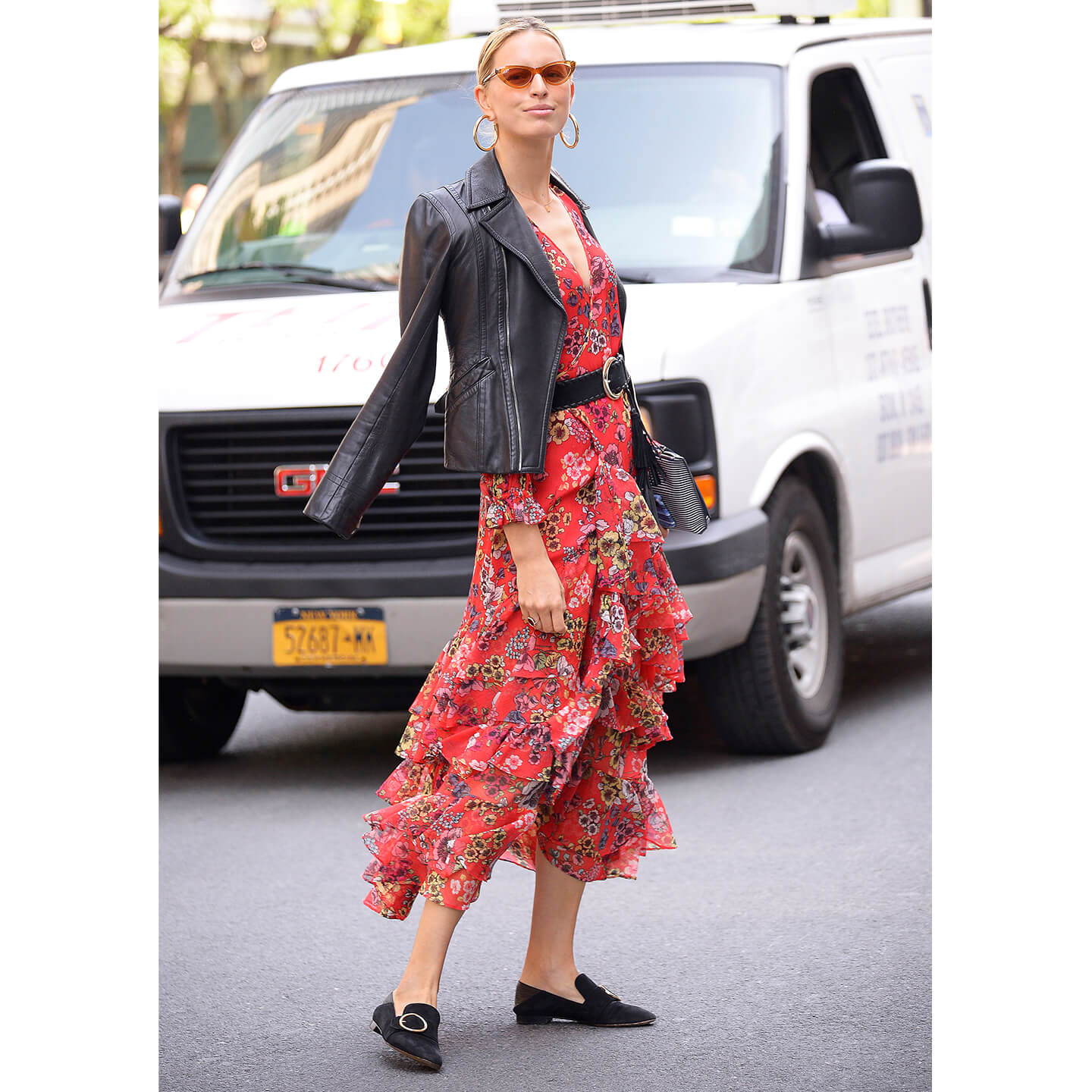 ワンピースにメンズライクな靴を合わせるKarolina Kurkova(カロリナ・クルコヴァ)氏
