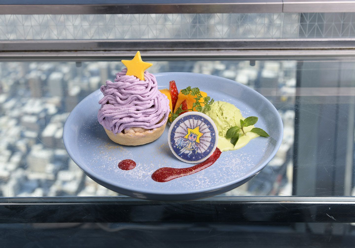 いちごとラズベリーソースを花組、マンゴーを月組、抹茶アイスとミントを雪組、星形チョコレートを星組、紫芋タルトは宙組をイメージしたデザートプレート。TAKARAZUKA 5 with ソラカラちゃん ¥1,100(税込)
