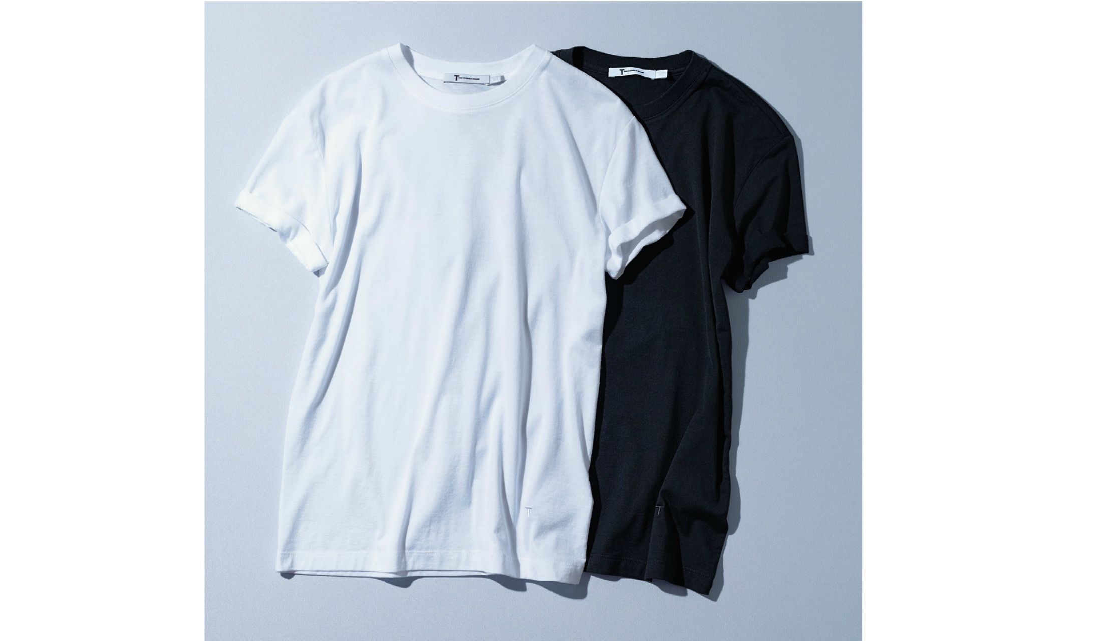 ●データ 素材:コットン100% サイズ展開:XS、S、M、L 色:ホワイトとブラック(写真) 各¥15,000(アレキサンダー ワン〈ティー バイ アレキサンダー ワン〉)