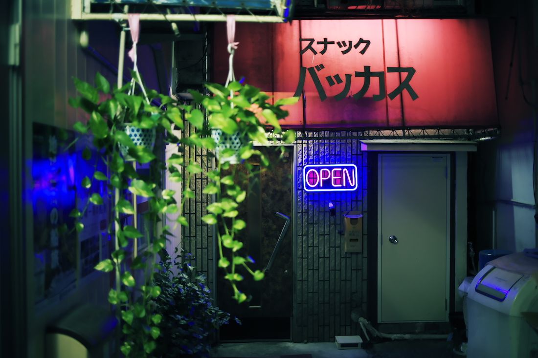 ローマ神話の酒神と同じ名前を冠した店は、通りから少し奥まったところにある