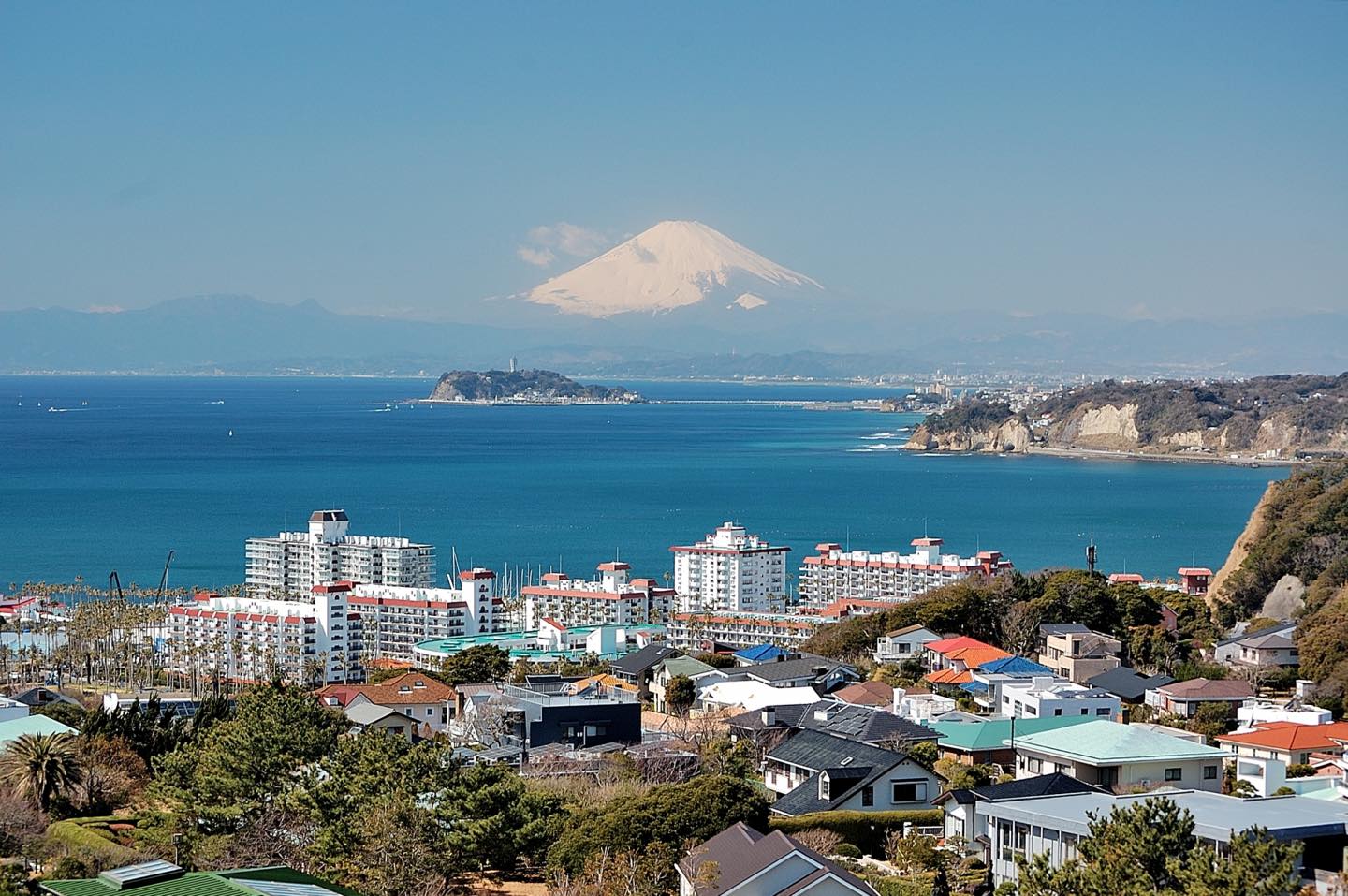 鎌倉の街と海