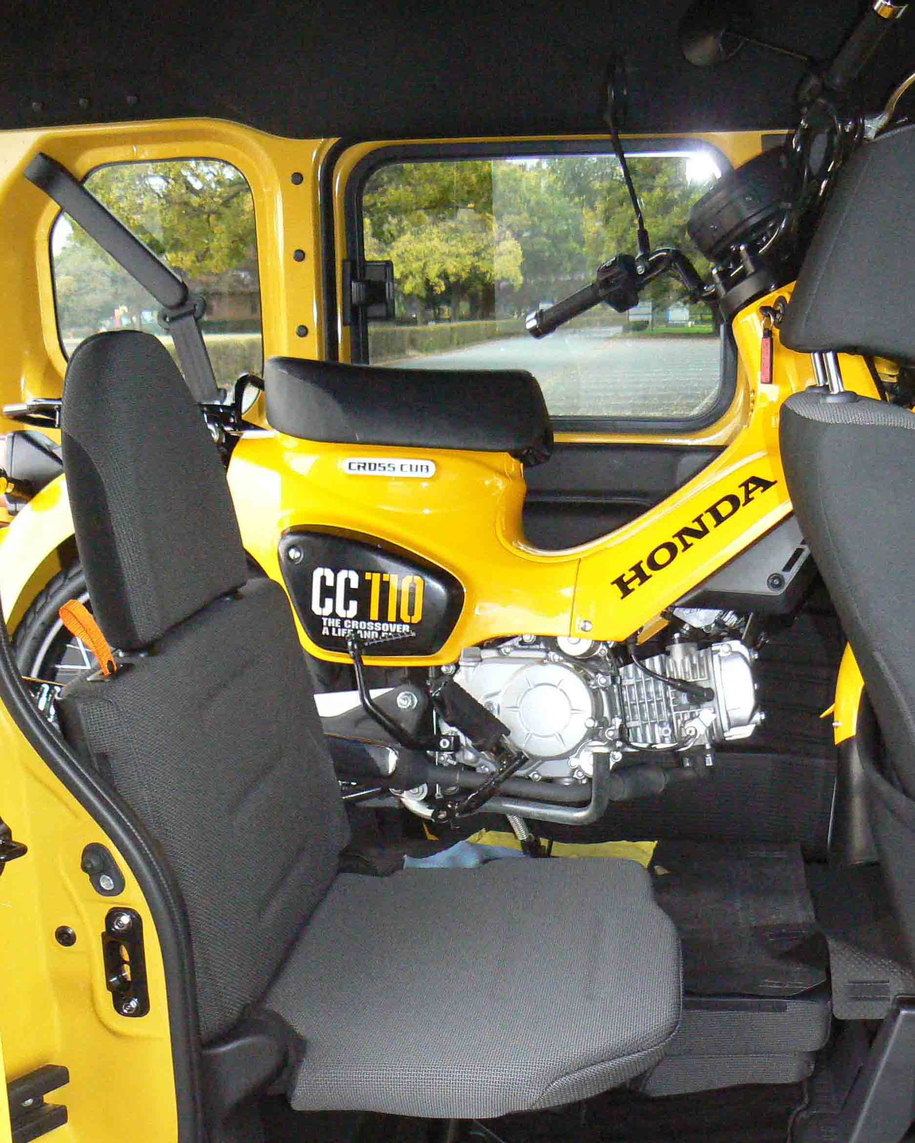 クロスカブを積み込んだうえで、運転席の後方の席が使用できる。商用のリアシートなので背もたれのリクライニングがないため快適とはいえないが、合法的に2名乗車は可能になる。