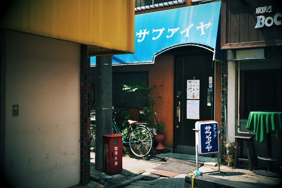 店名に合わせたのだろうか、看板やシェードもブルーだ