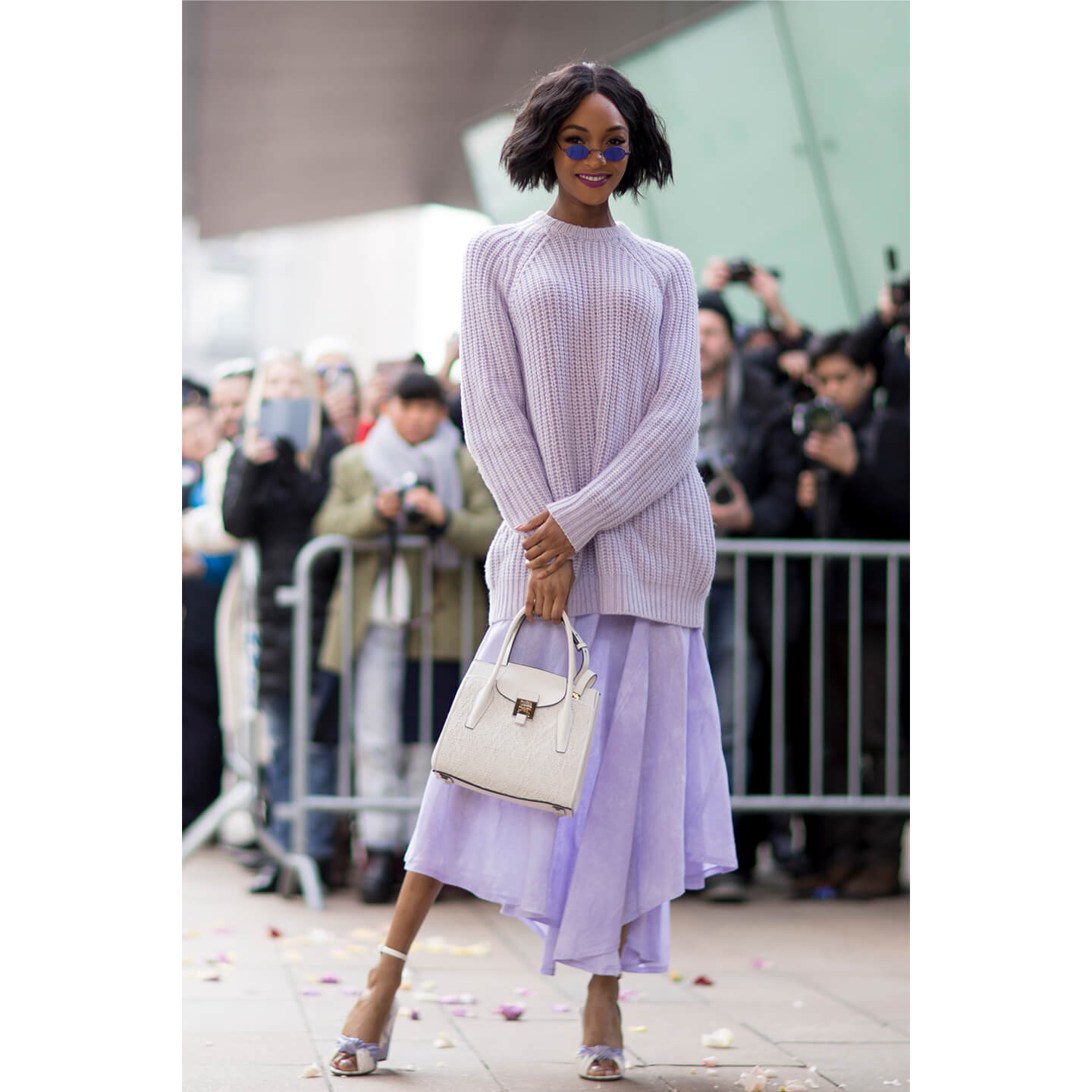 ラベンダーのニットを着こなすJourdan Dunn(ジョーダン・ダン)氏